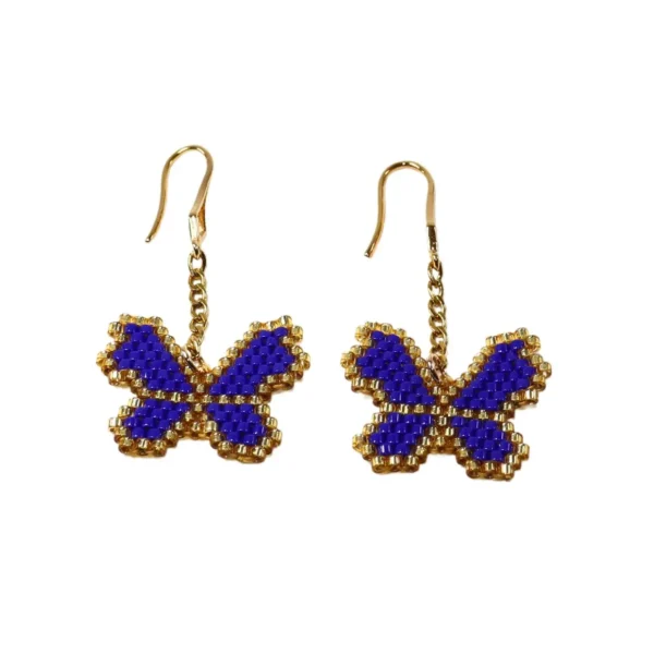 Aretes con dije de mariposa bordada con Delica Miyuki