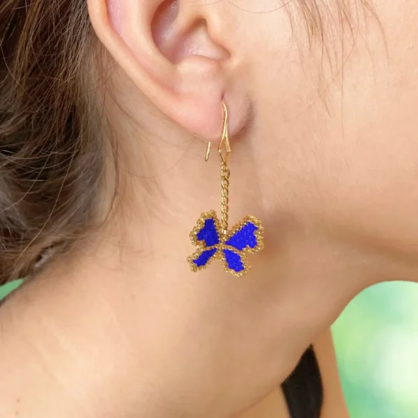 Aretes con dije de mariposa bordada con Delica Miyuki