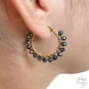Arracadas bordadas con cristales negros tornasol