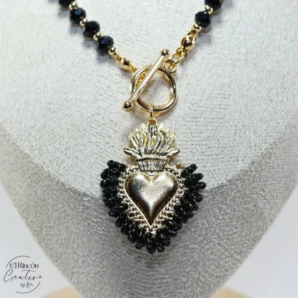 Collar con dije del Sagrado Corazón