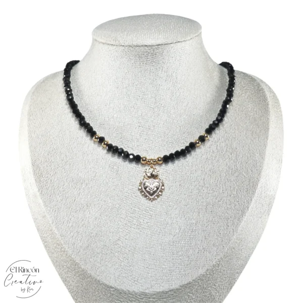 Collar con dije corazón ojo