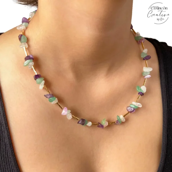 Collar con chip de Piedras Naturales y componentes de chapa de oro