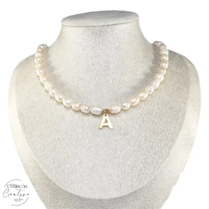 Collar de perlas de río con dije de letra