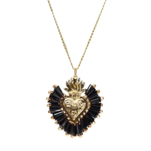 Collar con dije del Sagrado Corazón bordado con cristales