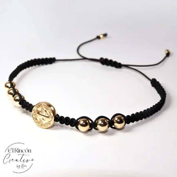 Pulsera tejida con dije de San Benito