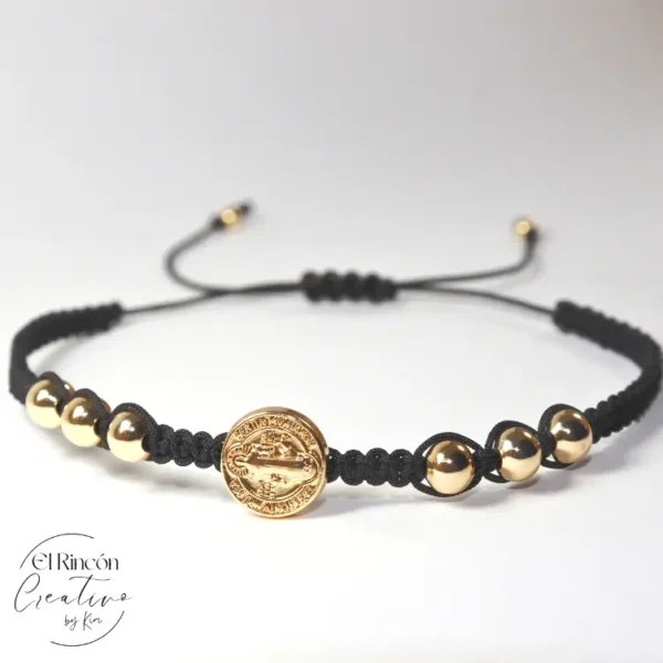 Pulsera tejida con dije de San Benito
